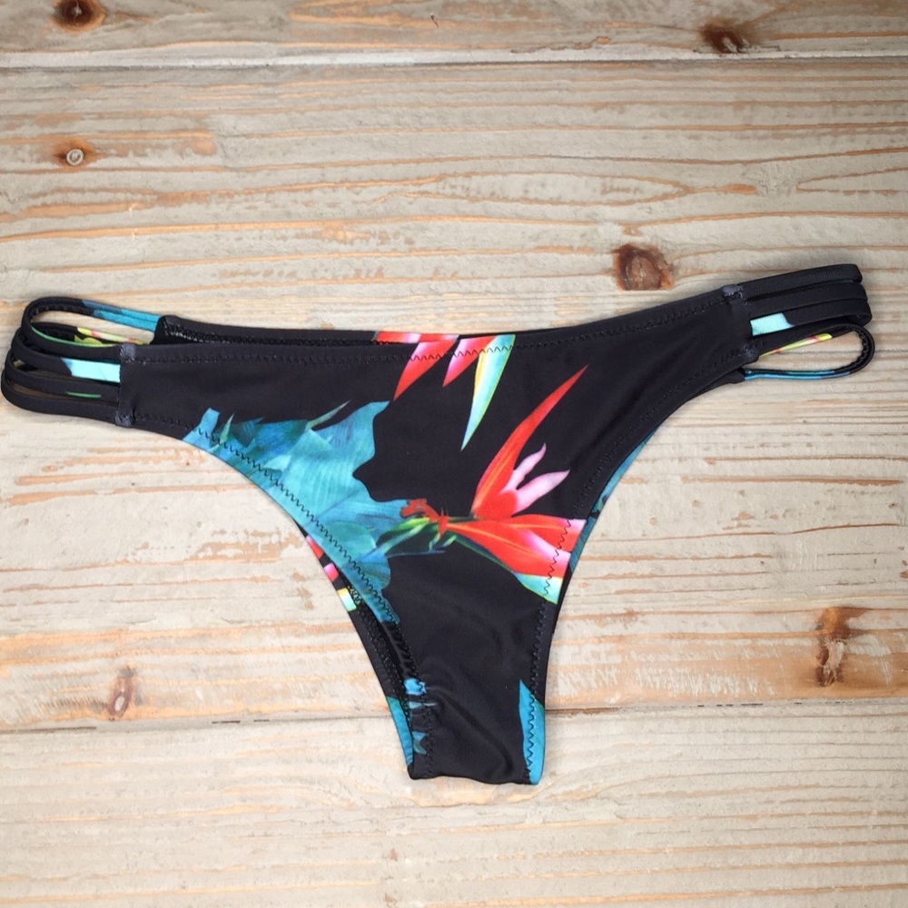 Black & Floral swim bottoms (READ BIO FOR FIT)